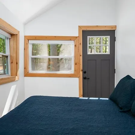 Cabin On Beautiful Arbutus Lake Near Traverse City Exterior photo