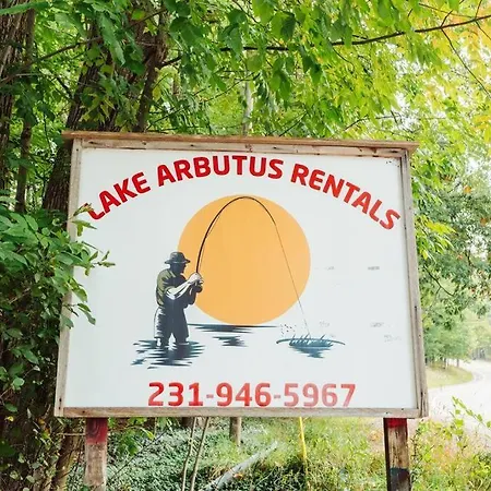 Cabin On Beautiful Arbutus Lake Near Traverse City Exterior photo