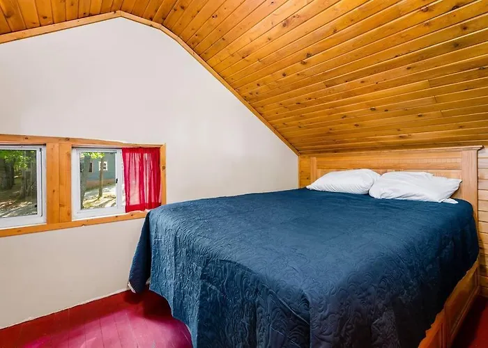 Cabin On Beautiful Arbutus Lake Near Traverse City