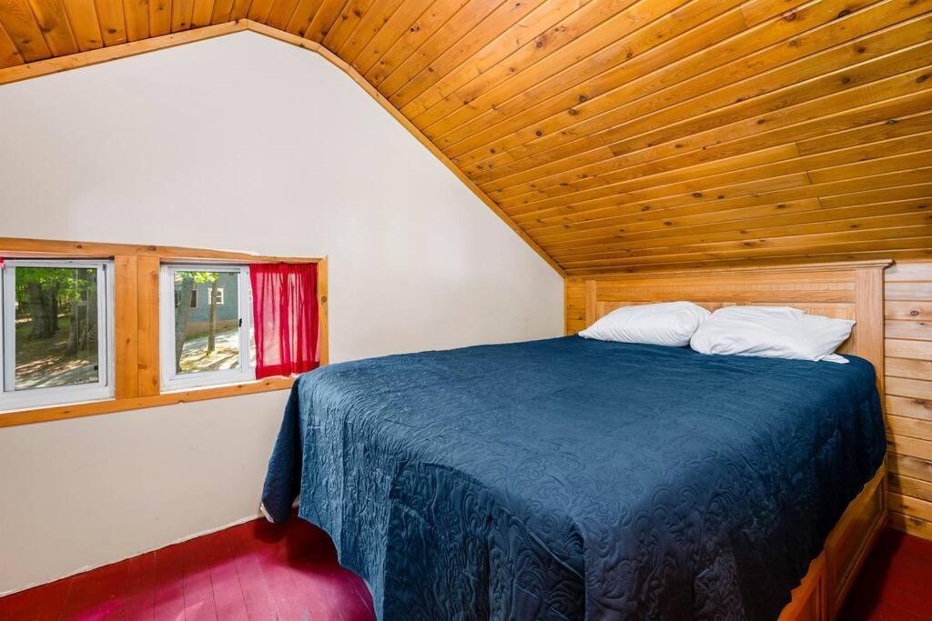 Holiday home On Beautiful Arbutus Near Traverse *